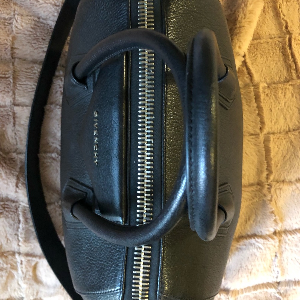 Medium Antigona' Sugar Leather Satchel
GIVENCHY - Picture 4 of 8